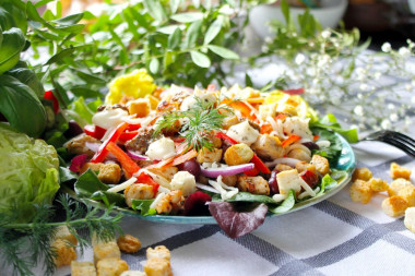 Salad with chicken beans and crackers