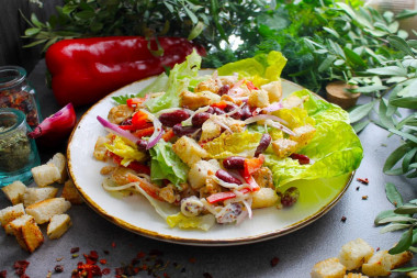 Salad with chicken beans and crackers