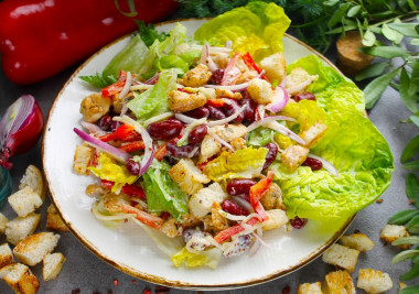 Salad with chicken beans and crackers