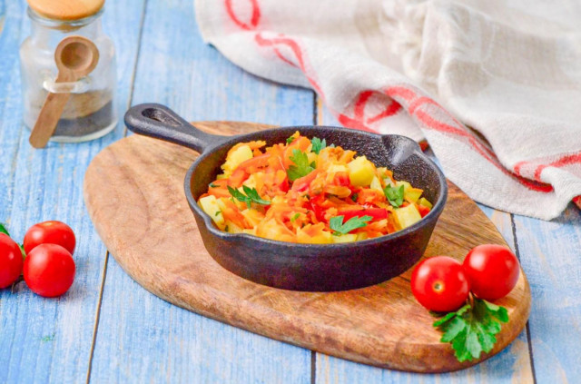 Zucchini with vegetables in a frying pan