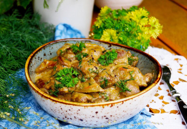 Chicken hearts and liver in sour cream in a frying pan