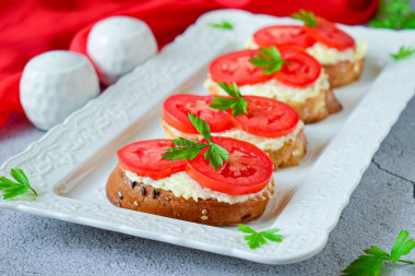 Sandwiches with tomatoes and cheese