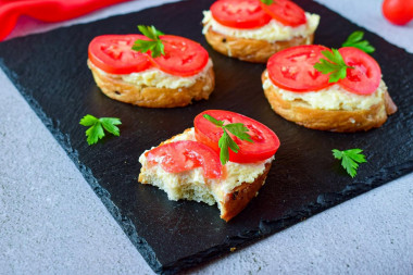 Sandwiches with tomatoes and cheese