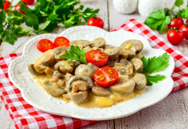 Mushrooms in cream with cheese in the oven