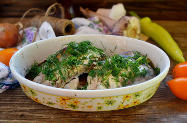 Carp in sour cream baked in the oven in pieces