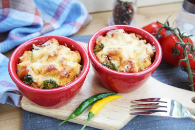 Chicken with broccoli in the oven