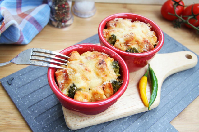 Chicken with broccoli in the oven