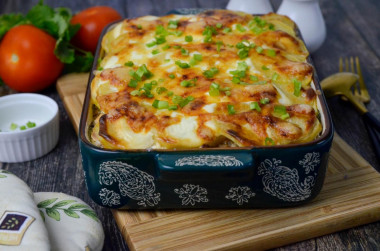 Potatoes with minced meat and tomatoes in the oven casserole