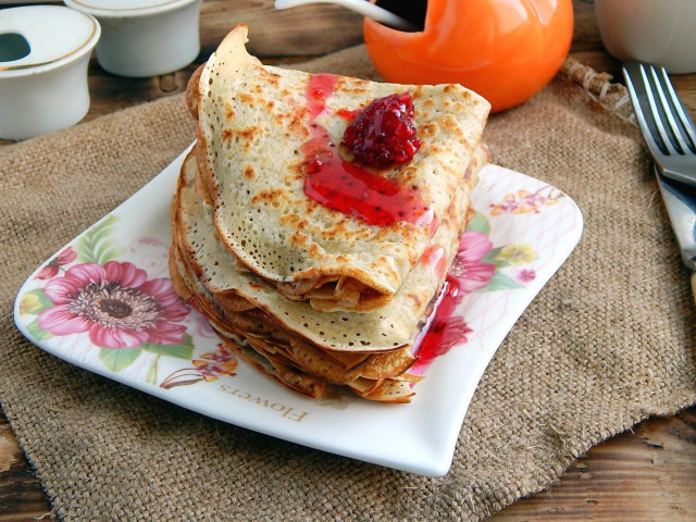 Pancakes on whey with holes