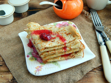 Pancakes on whey with holes