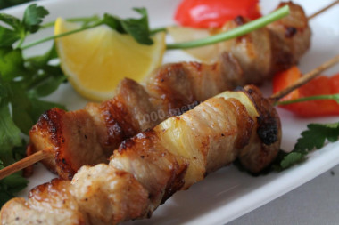 Pork kebab with lemon and onion soft