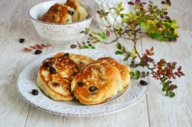 Yeast pancakes with milk and raisins