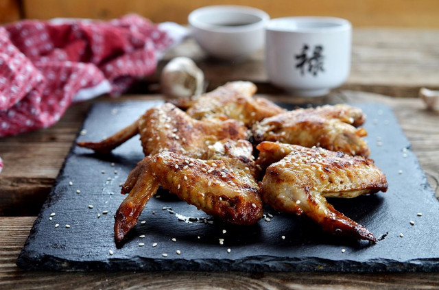 Wings in soy sauce in a frying pan