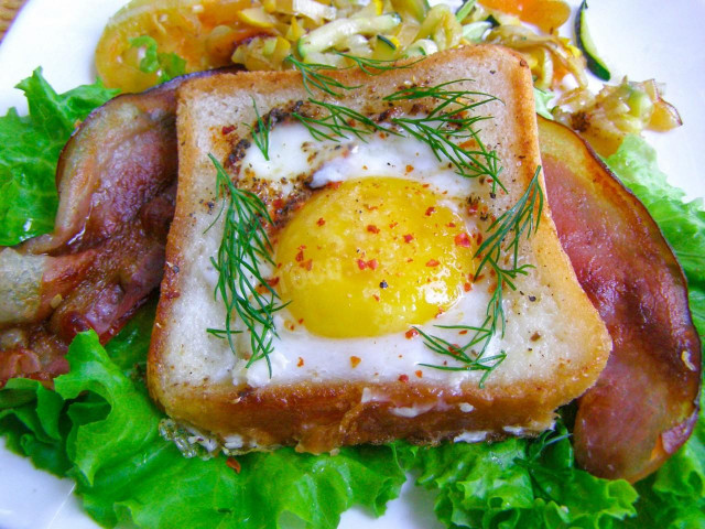 Fried eggs in bread