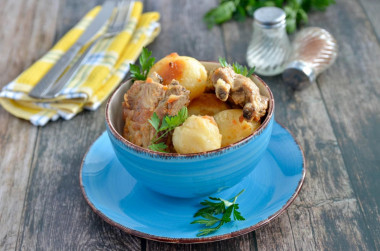 Pork ribs with potatoes in a cauldron