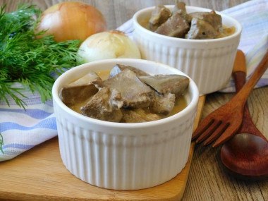 Liver stewed in sour cream with onions