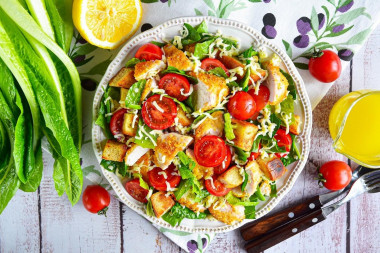 Salad with chicken breast and crackers