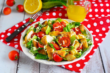 Salad with chicken breast and crackers