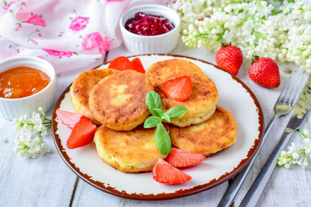 Cheesecakes without semolina in a frying pan