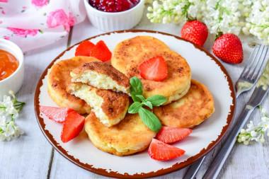 Cheesecakes without semolina in a frying pan