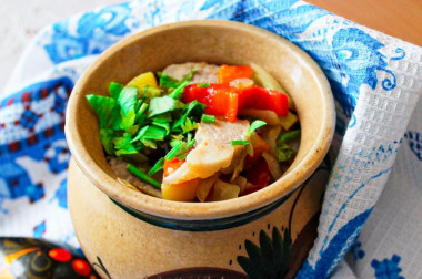 Vegetables with meat in pots