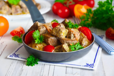 Liver with carrots, onions and mayonnaise in a frying pan