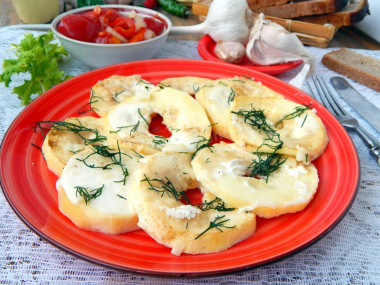 Zucchini in sour cream with garlic