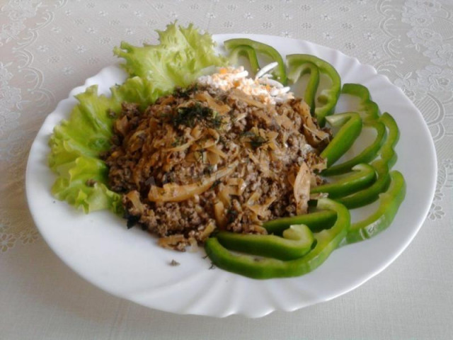 Minced liver stewed in sour cream with vegetables