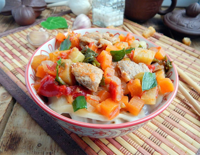 Tsuiwan Mongolian noodles with meat and vegetables