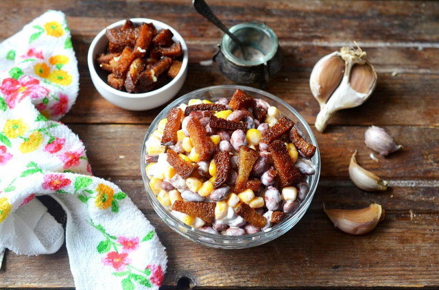 Salad with scallops, corn and beans