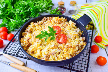 Rice with minced meat in sour cream