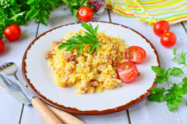 Rice with minced meat in sour cream