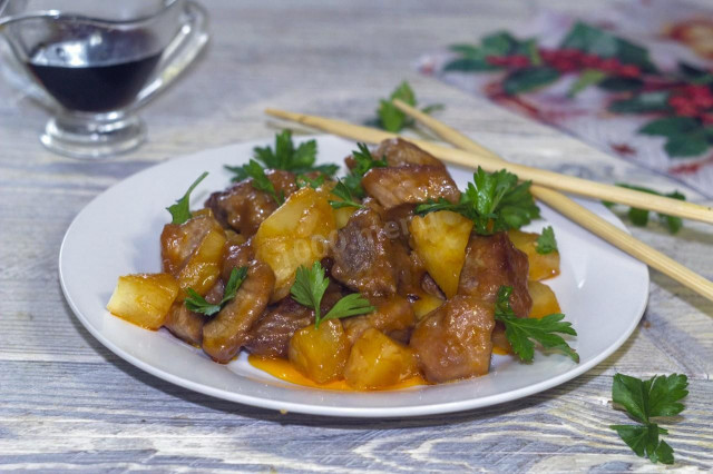 Sweet pork with pineapples