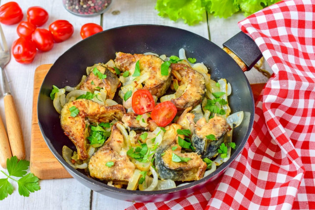 Mackerel in a frying pan with onions