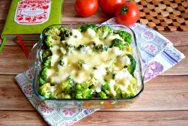 Broccoli with meat in the oven