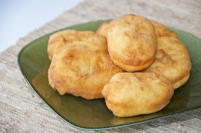 Pies on kefir like fluff in a frying pan