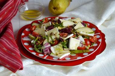 Salad with pears, brie cheese and cherry tomatoes