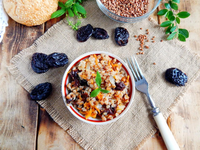 Buckwheat porridge with prunes