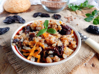 Buckwheat porridge with prunes