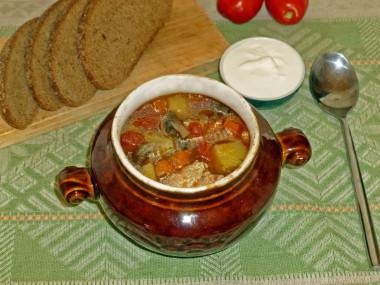 Soup in pots in the oven