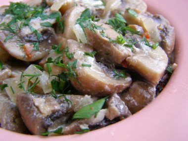 Stewed mushrooms in a slow cooker