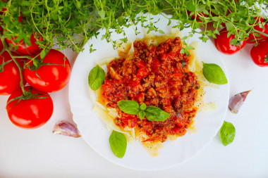 Simple Bolognese sauce with tomato paste