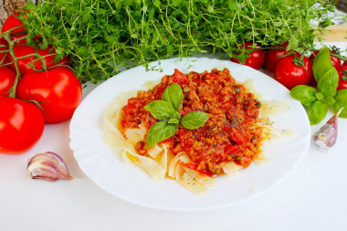 Simple Bolognese sauce with tomato paste