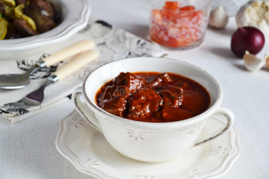 Beef stewed in tomato sauce