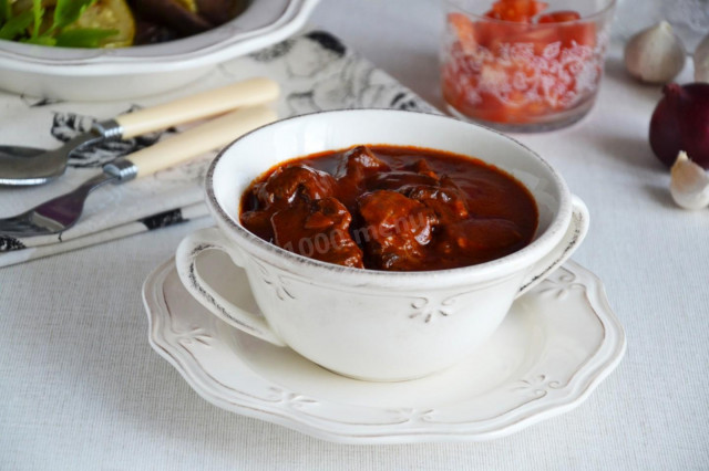 Beef stewed in tomato sauce