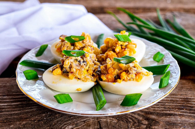 Eggs stuffed with mushrooms