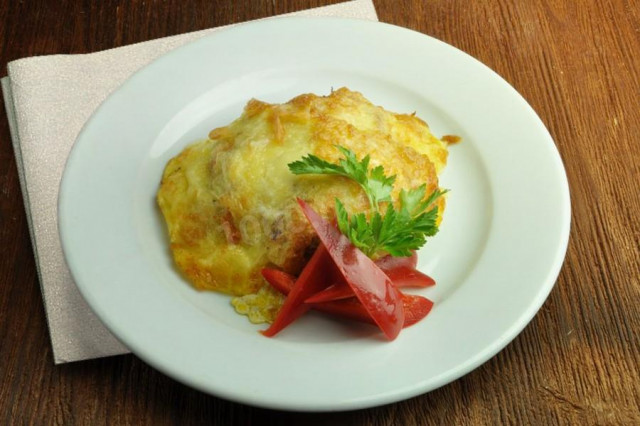 Moscow-style fish baked with mushrooms in sour cream sauce