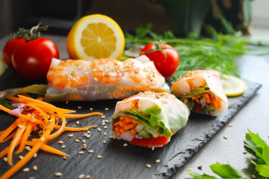 Rice paper spring rolls with shrimp and vegetables