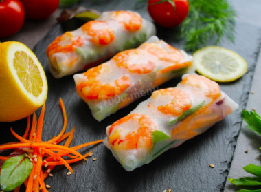 Rice paper spring rolls with shrimp and vegetables