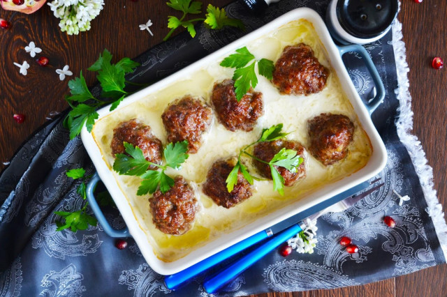 Cutlets in sour cream sauce in the oven